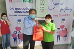 Xúc động hình ảnh hiệu trưởng trao quà cho người dân bị ảnh hưởng bởi dịch bệnh