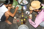 Hai nữ sinh côi cút bươn chải mưu sinh