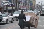 Nữ sinh Hàn nhặt rác giúp gia đình gây xúc động