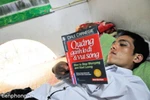 Chùm ảnh: Chàng trai không tay người Dao đỗ Đại học
