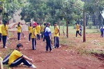 Con bị đánh, bố mẹ mang súng đến trường trả thù