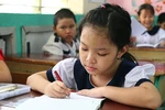Trò chưa biết chữ, cô ra bài điền từ tiếng Anh