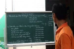 Cả trường nghỉ học chia tay hiệu trưởng; Chấn chỉnh thu sai quy định