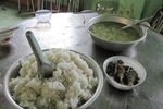 Bữa ăn học sinh teo tóp vì... “cõng” phí!