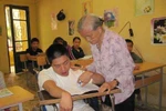 Cụ bà 80 tuổi vẫn... "đứng lớp"