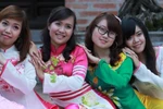 Nữ sinh ĐH Đại Nam cực xì tin tại Văn Miếu