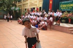 Xúc động hình ảnh "chú lính chì" Thiện Nhân vào lớp 1