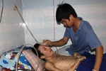 Chàng trai nghèo 4 năm chăm sóc người hàng xóm bại liệt