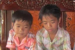 Trẻ em nghèo vượt hồ tìm con chữ