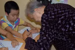 Bà giáo 80 tuổi: Sẽ còn dạy tình nguyện đến khi chân chậm, mắt mờ