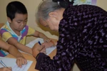 Bà giáo 80 tuổi: Sẽ còn dạy tình nguyện đến khi chân chậm, mắt mờ