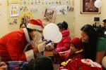 Chùm ảnh: Trẻ thơ phấn khích đón ông già Noel