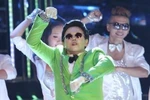 Thúy Uyên ngậm bánh bò hát 'Gangnam Style'