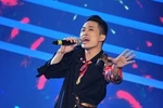 Tùng Dương tặng ngay 150 triệu cho đồng bào tạo ra Chiếc khăn Piêu