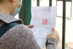 Con sắp thi tốt nghiệp phổ thông, cha mẹ lo lắng đổ về Văn Miếu cầu thi đỗ