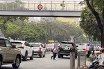 Nghịch lý: Có cầu vượt đi bộ HS, SV vẫn băng qua đường giữa làn xe cộ đông đúc