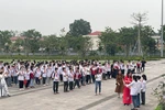 Gặp khó huy động kinh phí đi thực tế, trường cho học sinh trải nghiệm qua tivi
