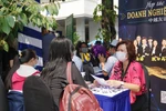 Trường ĐH đang thống kê tỉ lệ sinh viên tốt nghiệp có việc làm bằng cách nào?