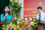 Phụ huynh mua nhầm sách giáo khoa giả, kém chất lượng từ sạp bày bán trên vỉa hè