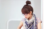 Trổ tài stylist: Quàng khăn điệu đà cho những chiếc váy mùa hè
