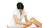 Dùng dầu vừng làm mờ vết rạn da đầu gối