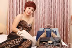 Soi dàn hàng hiệu của 'bản sao' Uyên Linh