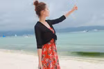 Trổ tài stylist: Khoác áo cardigan đen cho chiếc váy sắc màu