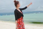 Trổ tài stylist: Khoác áo cardigan đen cho chiếc váy sắc màu