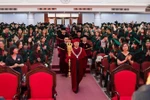 Sao phải ầm ĩ chuyện lễ phục tốt nghiệp Trường Đại học Kinh tế?