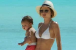Bikini trắng muốt, Miranda Kerr chơi đùa cùng con trai trên bãi biển