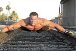 Người mẫu nổi tiếng Greg Plitt bị tàu đâm thiệt mạng khi đang quay phim