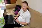  Vô sinh vì thói quen để laptop lên đùi 