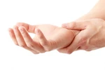 4 dấu hiệu cho biết đôi tay bị bệnh nghiêm trọng