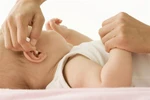  Có nên lau tai cho bé bằng tăm bông mỗi ngày sau khi tắm?
