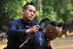 Tới thăm ngôi làng cắt tóc bằng liềm 