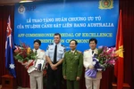 AFP trao tặng Huân chương ưu tú cho 2 sĩ quan công an cao cấp Việt Nam