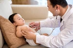 Chăm sóc trẻ bị sốt như thế nào ? 