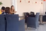 Con chó trong quán cà phê 