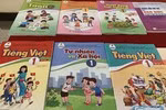 Chọn sách giáo khoa lớp 1 cũng cần phải tính đến việc mua sách của phụ huynh
