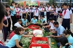 Những món quà Tết đầy nghĩa tình của nhà trường tặng học sinh nghèo