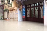 Cứ mưa là ngập, dân cư tổ 44, phường Yên Hòa dài cổ chờ chính quyền giải quyết