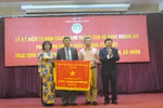 Bệnh viện Bạch Mai nhận cờ thi đua của Chính phủ