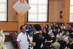 Giáo sư Nguyễn Lân Dũng tâm sự với sinh viên trường Sao Đỏ về khởi nghiệp