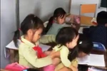 Xót lòng tiếng khóc khát sữa của những em bé theo chị đi học