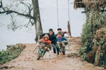Trẻ con người Tày làm gì trong ngày đầu năm?