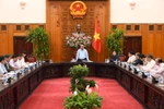 Lấy gạo cứu trợ bão lụt đi làm giao thông nông thôn thì phải kỷ luật