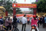 Phụ huynh tụ tập trước cổng trường Đặng Cương yêu cầu huyện kết luận