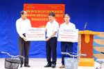Tặng xe đạp yêu thương, nâng bước em đến trường