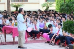 Cuộc chuyện trò bên cột mốc Trường Sa giữa sân trường