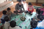 Tết của thầy Quý với học trò là bánh chưng tự gói, ít kẹo và chai nước ngọt